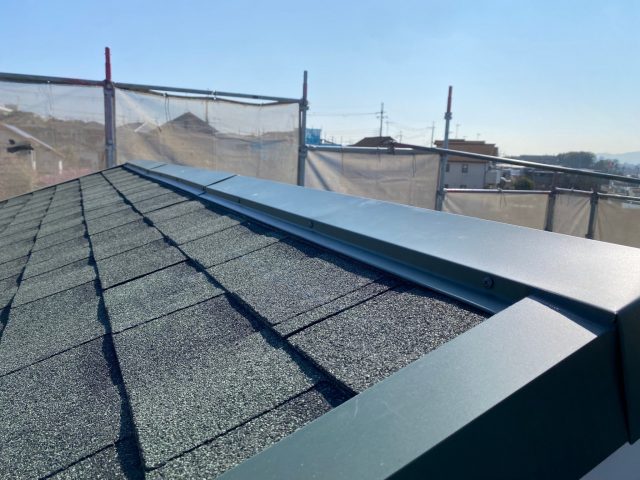 明石市の葺き替えで設置された棟板金